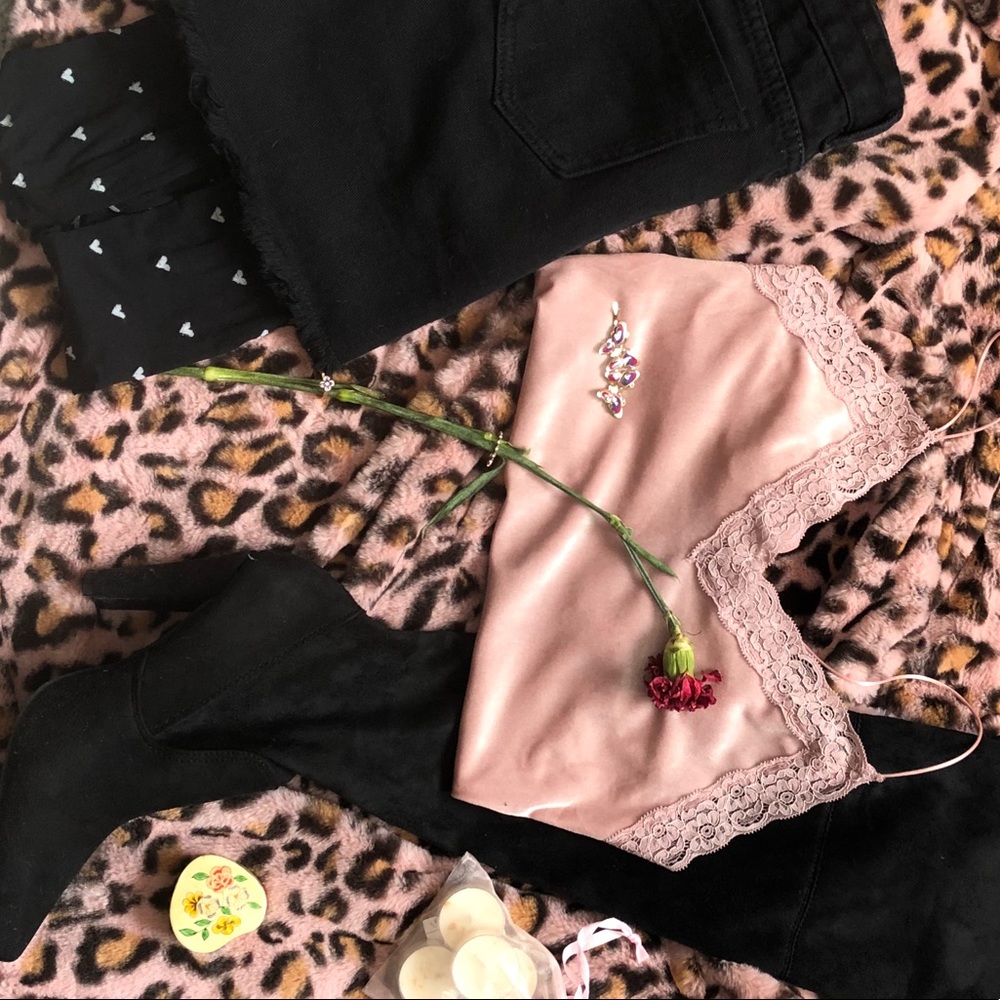 Selling the whole fit✨